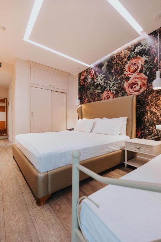 Triple Room with Balcony image 2