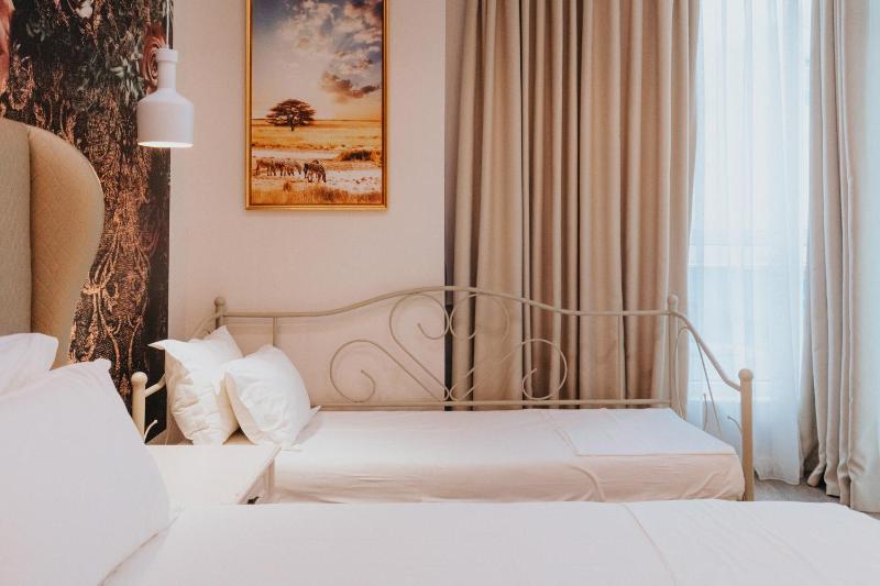 Triple Room with Balcony image 4