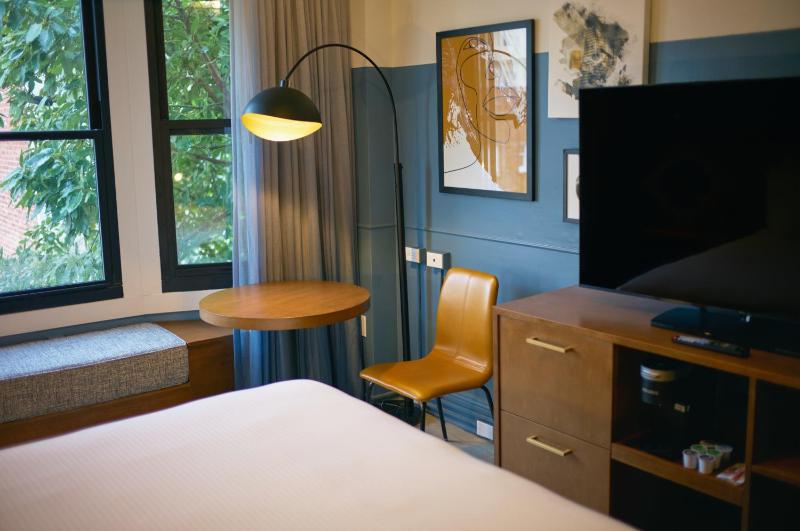 Standard King Room image 2