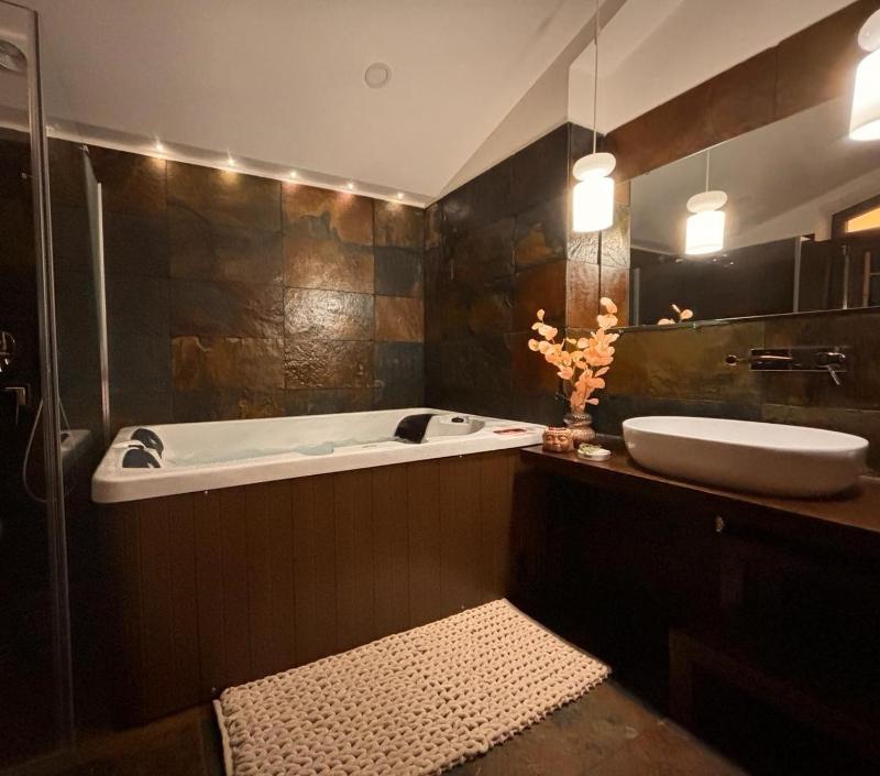 Queen Suite with Spa Bath image 1