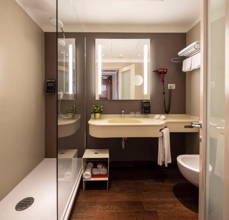 King Junior Suite with City View image 2