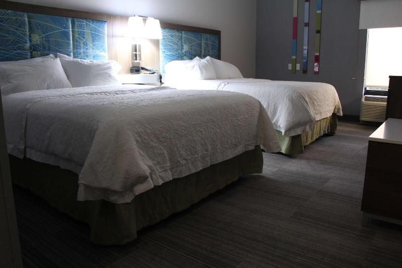 Queen Room with Two Queen Beds - Non-Smoking image 3