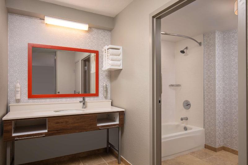 One Bedroom Queen Suite with Kitchen -Non-Smoking image 2
