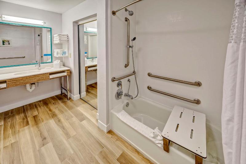 Queen Room with Two Queen Beds - Mobility and Hearing Access/Non-Smoking image 2