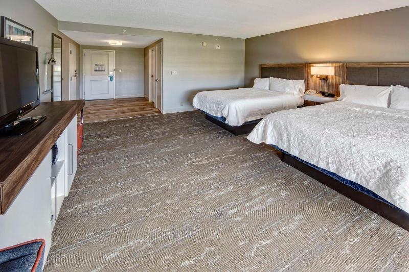 Queen Room with Two Queen Beds - Mobility and Hearing Access/Non-Smoking image 3