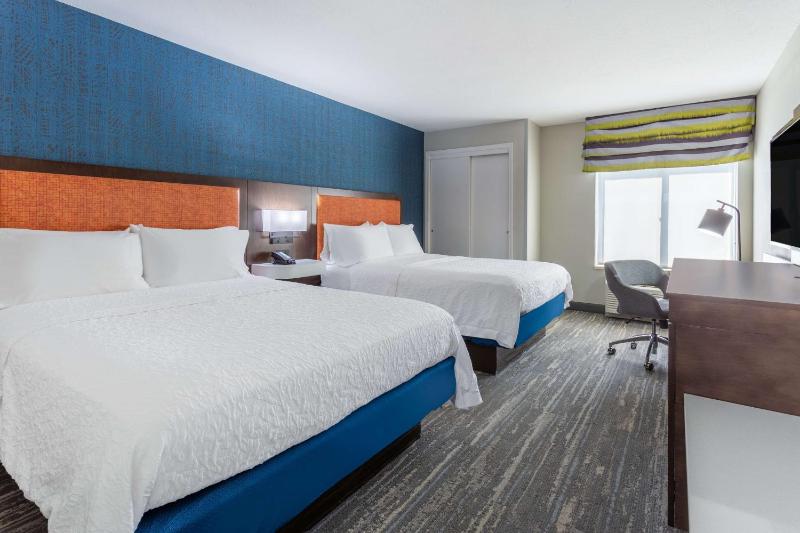Queen Room with Two Queen Beds - Non-Smoking image 3