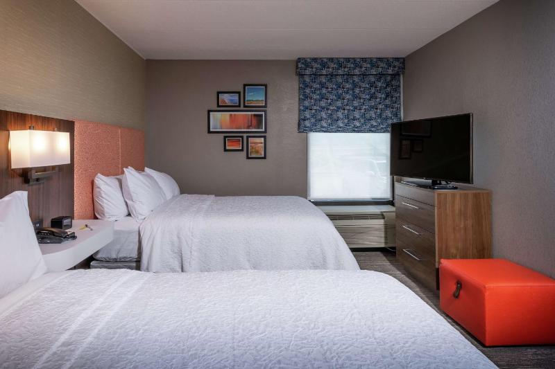 Double Room with Two Double Beds and Roll-In Shower - Mobility Accessible/Non-Smoking image 3