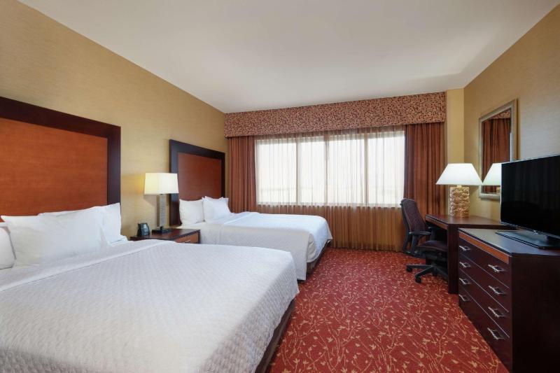 Premium Queen Suite with Two Queen Beds - Non-Smoking image 4