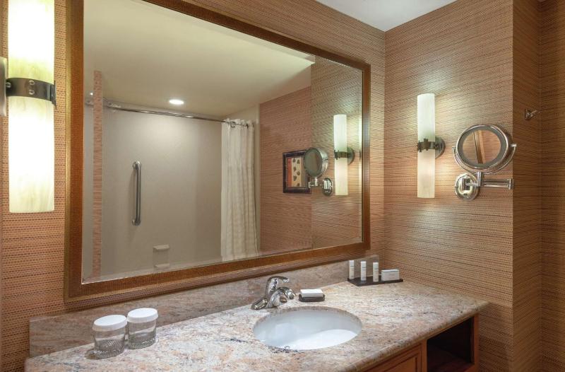 Premium Queen Suite with Two Queen Beds - Non-Smoking image 2