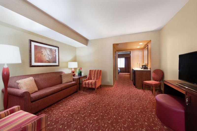 Corner Suite image 4