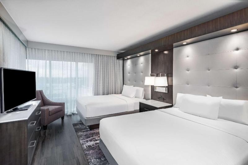 Two-Room Premium Queen Suite - Hearing Accessible/Non-Smoking image 2