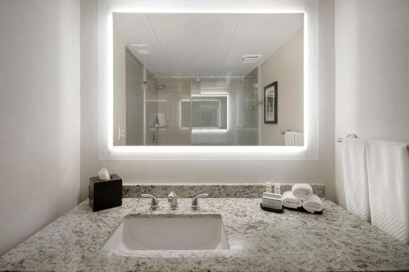 King Room with Balcony - Non-Smoking image 2