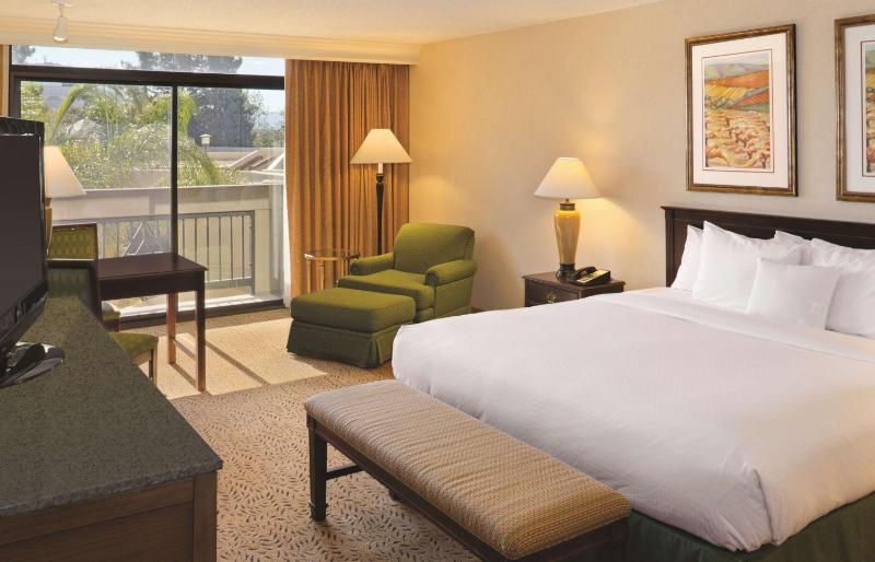 King Room with Balcony image 1