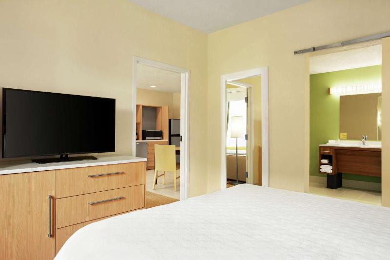 Queen Suite with Roll-In Shower - Mobility Access image 3