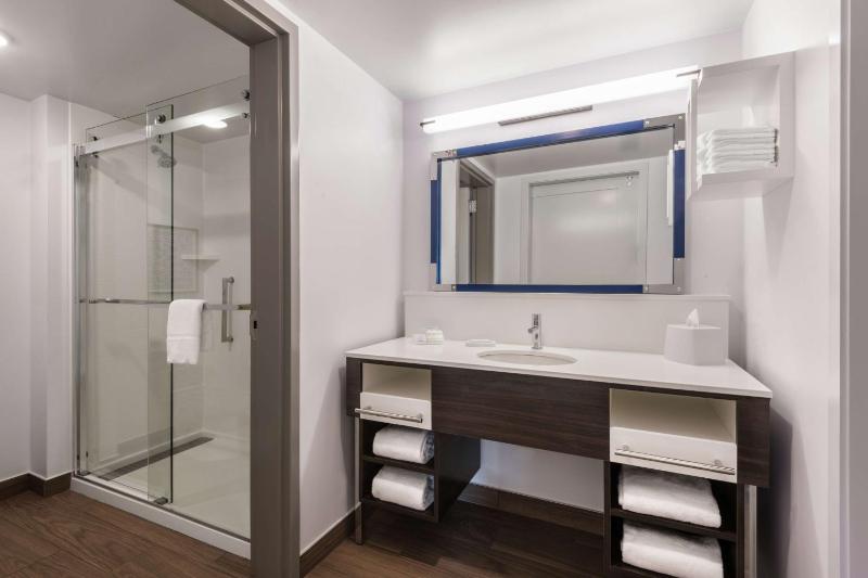 King Suite with Wet Bar image 2