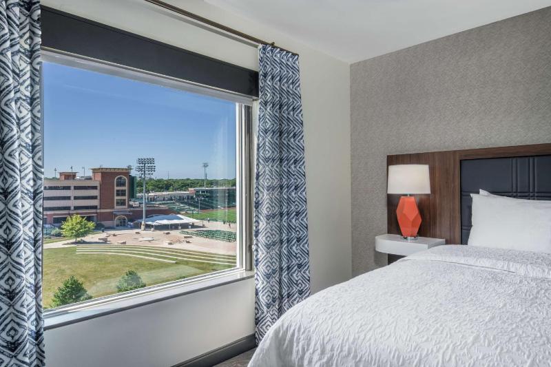 King Suite with Ball Park View and Wet Bar image 3
