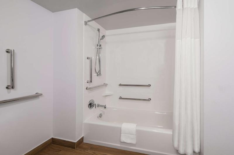 King Room with Bath Tub - Mobility and Hearing Access image 3