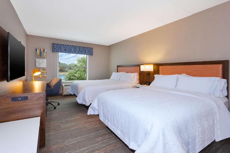 Queen Room with Two Queen Beds - Hearing Access/Non-Smoking image 4