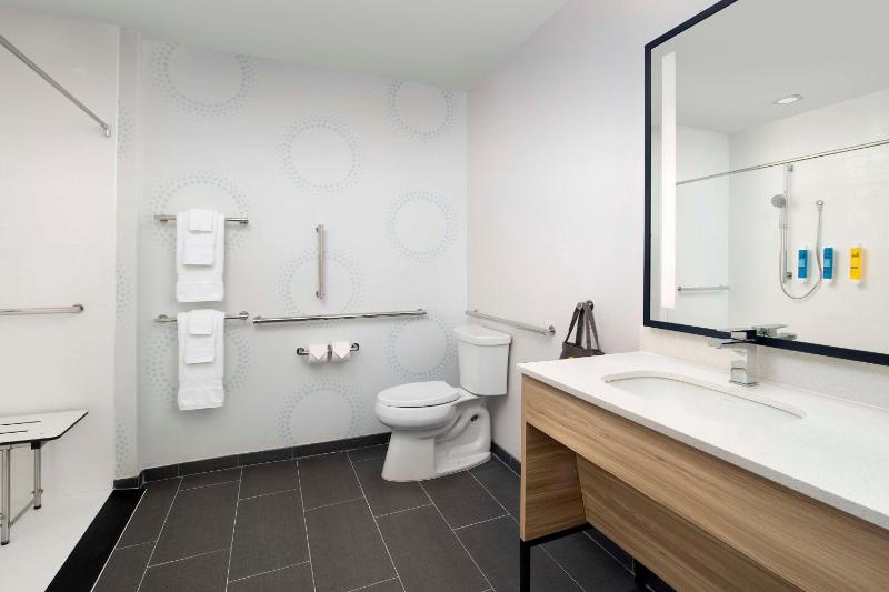 King Room with Roll-In Shower - Mobility Access image 2