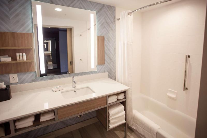 Queen Room with Two Queen Beds image 2