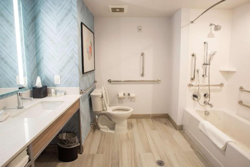 Deluxe King Room - Mobility and Hearing Access image 2