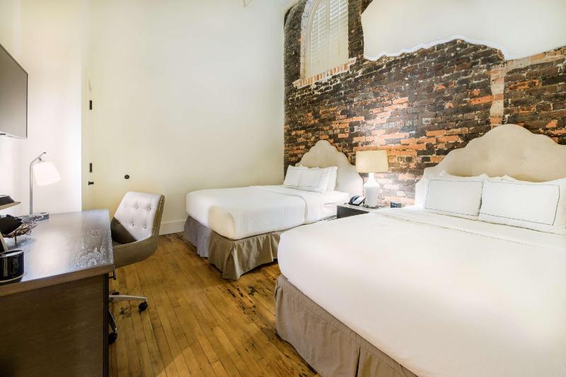 One-Bedroom Queen Suite with Two Queen Beds image 1