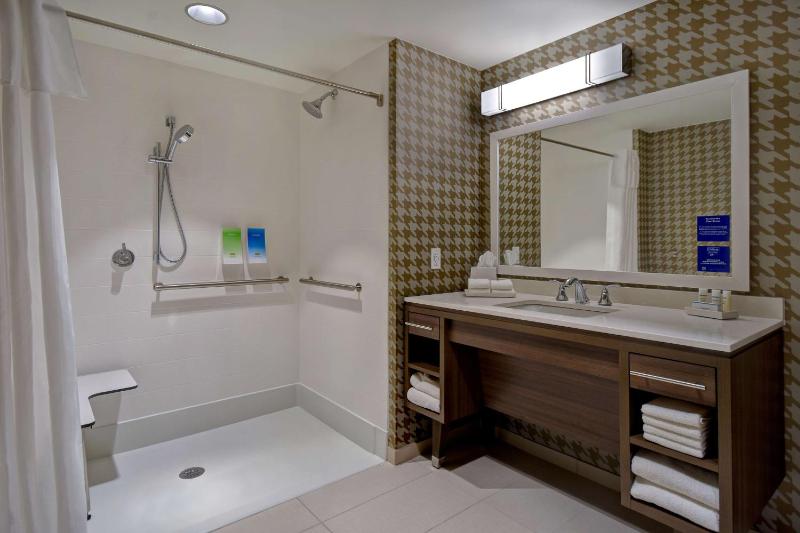 King Suite with Roll-In Shower - Mobility and Hearing Access/Non-Smoking image 2