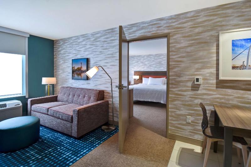 King Suite with Roll-In Shower - Mobility and Hearing Access/Non-Smoking image 4