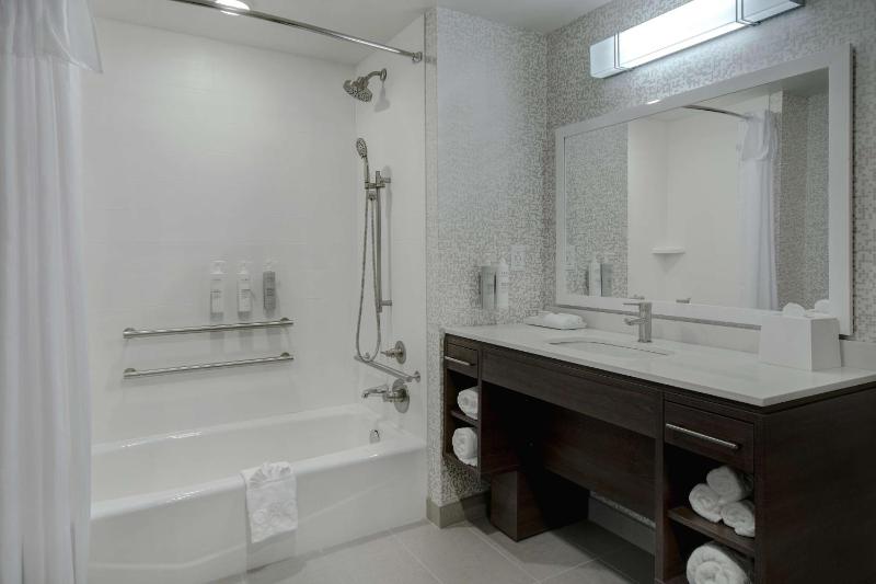 King Suite with Accessible Bathtub image 2