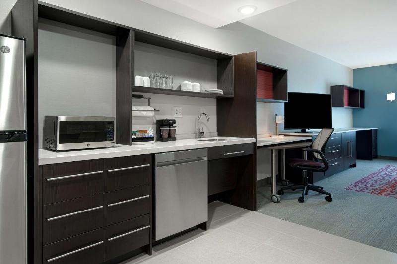 King Suite with Accessible Bathtub image 4