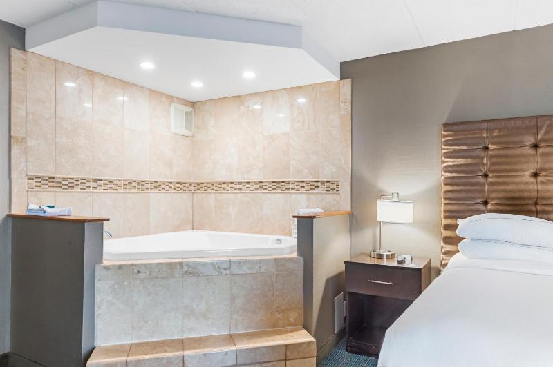 Queen Room with Whirlpool image 3