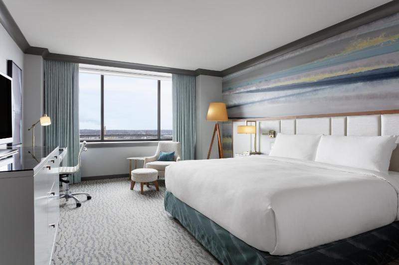 Deluxe King Room with Landmark View image 2