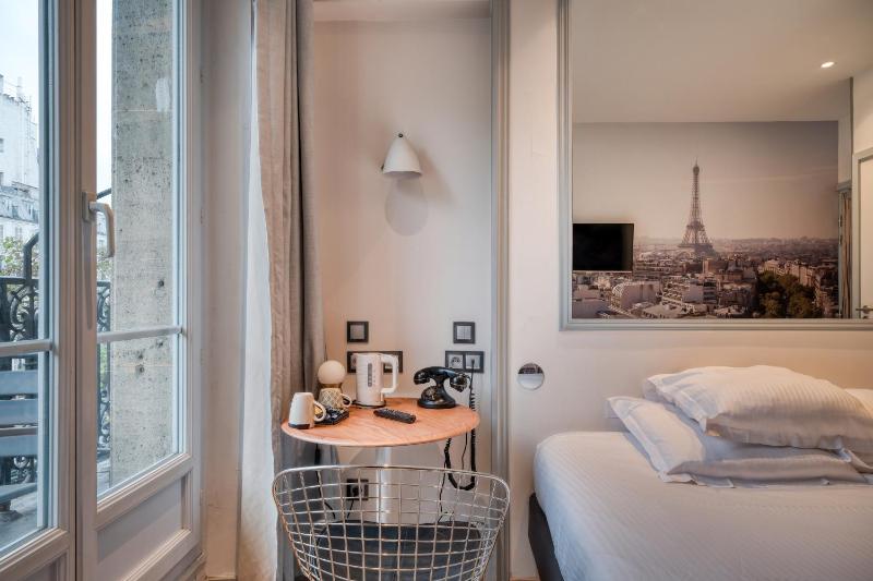 Double Room with Balcony image 4