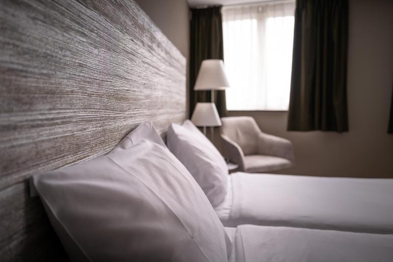 Twin Room image 3