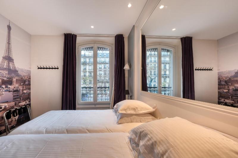 Classic Twin Room image 1