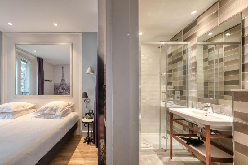 Classic Twin Room image 4
