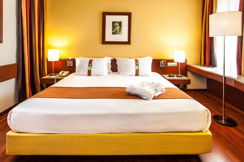 One-Bedroom King Suite with Sofa Bed image 2