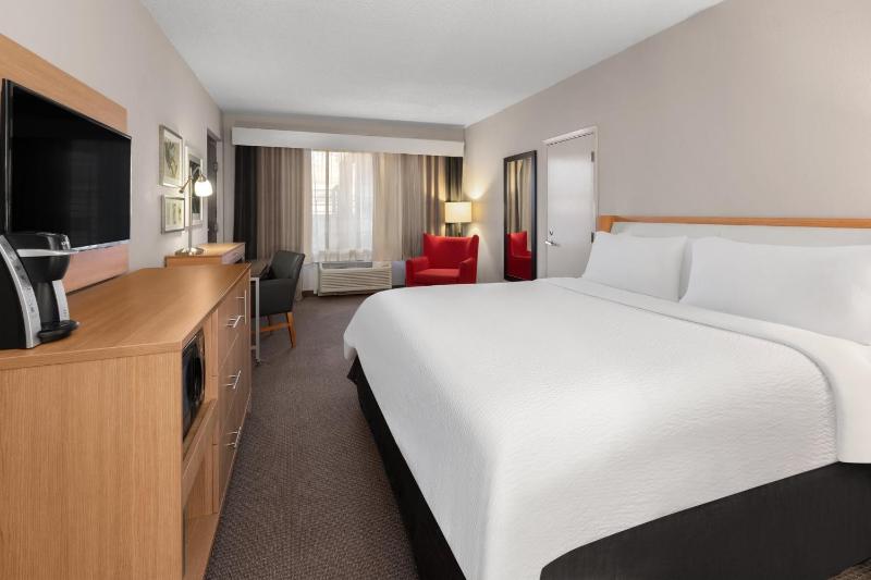 Standard King Room image 4