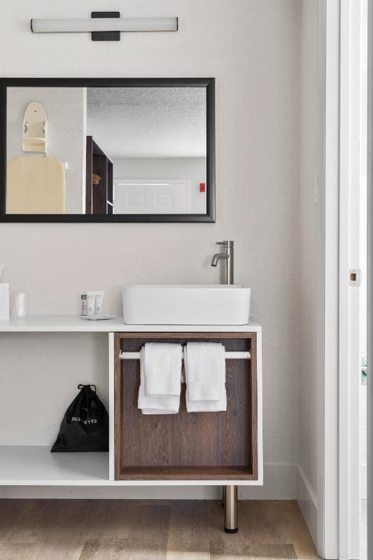 King Room with Mobility/Hearing Access and Roll-In Shower, Non-Smoking image 4