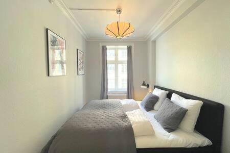 2 Bedroom Apartment in Trendy Area - image 6