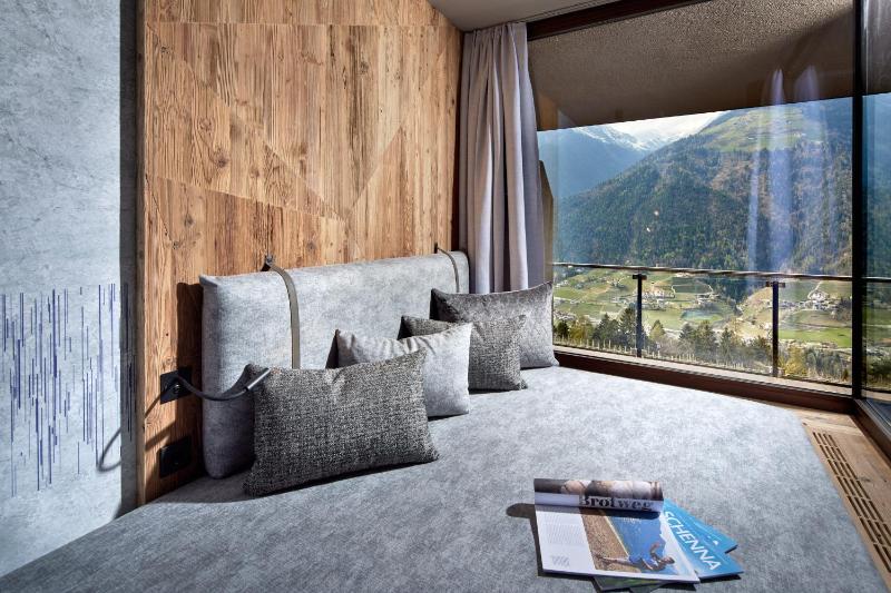 Suite with Mountain View image 4