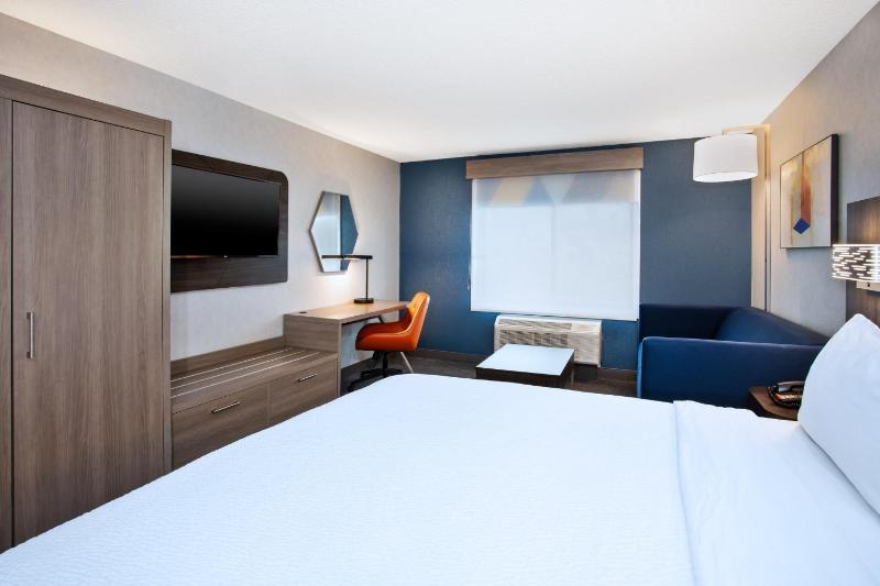 Standard King Room with Sofa Bed image 2