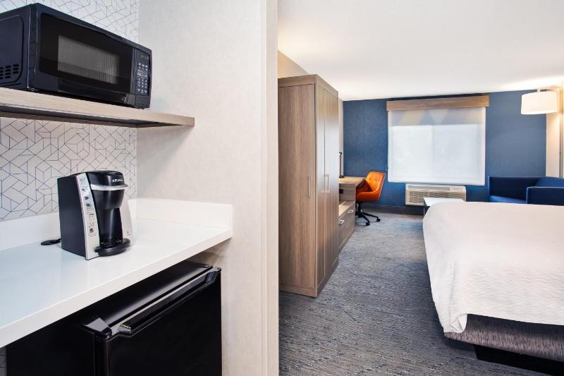 Standard King Room with Sofa Bed image 3