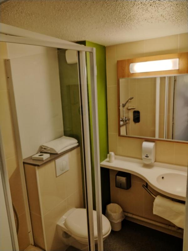 Twin Room image 4