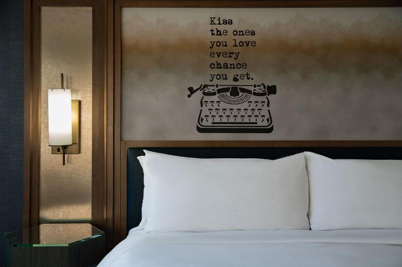 Deluxe King Room image 4