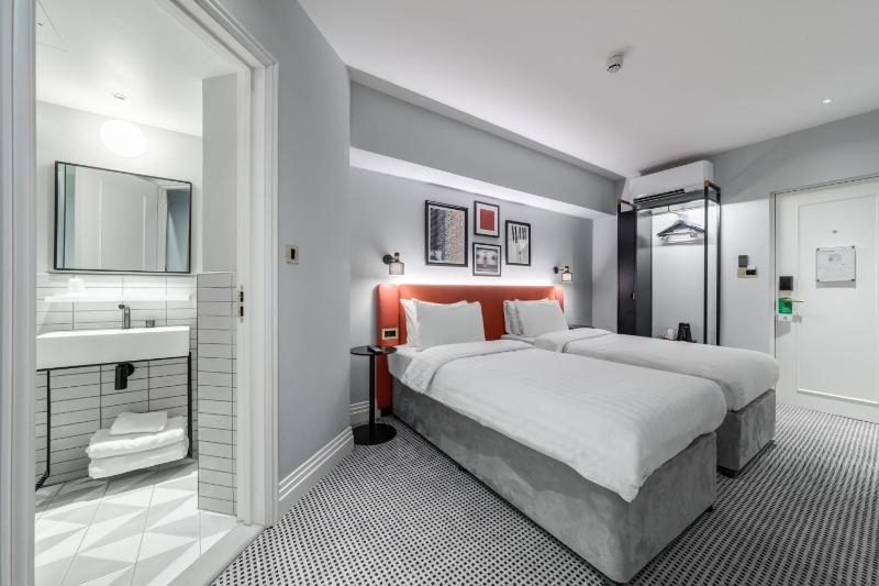 Superior Twin Room image 4