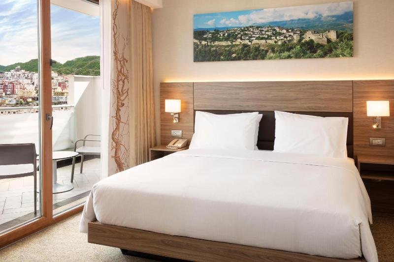 One-Bedroom King Suite with Balcony image 3