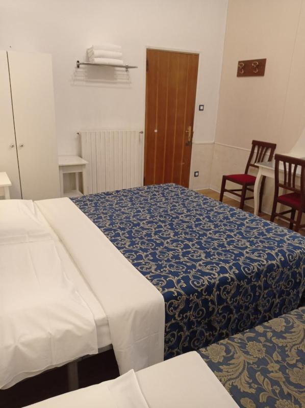 Triple Room with Shared Bathroom image 3