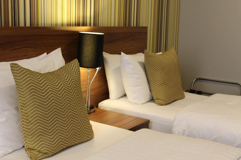Twin Room image 4