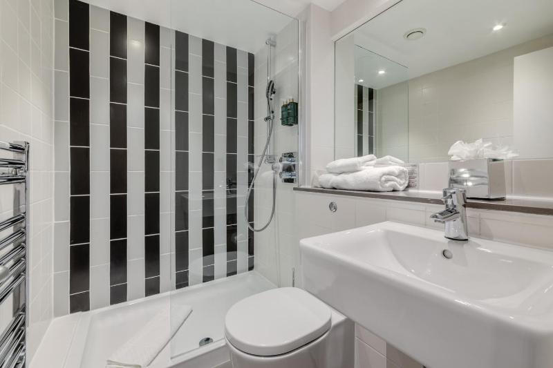Twin Room image 3